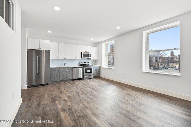 Building Photo - 19 W River St