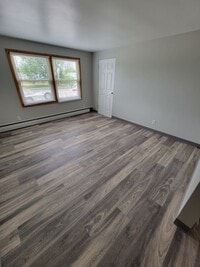 Building Photo - 413 S Railroad St