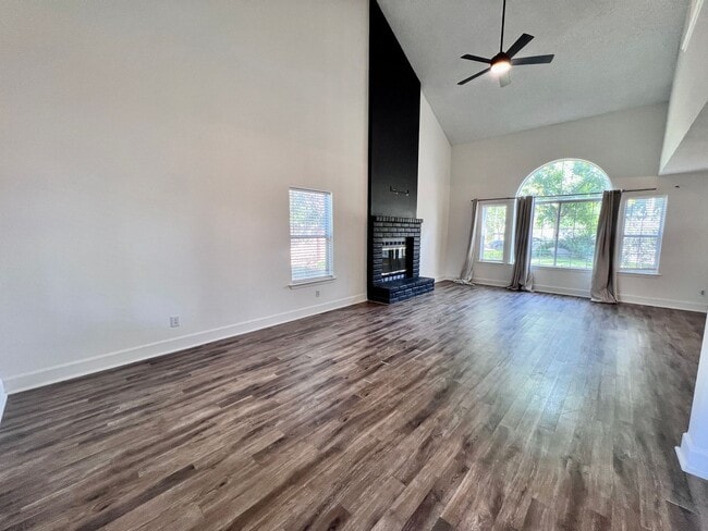 Building Photo - $2,350 Shepherd & Maple, 3 Bedroom 3 full ...