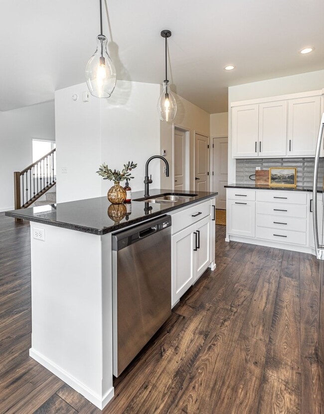 Building Photo - 3 Bed 2.5 Bath Single Family Home