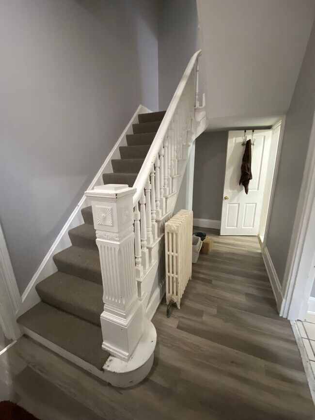 Building Photo - 7 bedroom/ 3bath Mins. from UC + Med Campu...