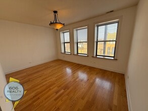 Building Photo - 5207 W Belmont Ave