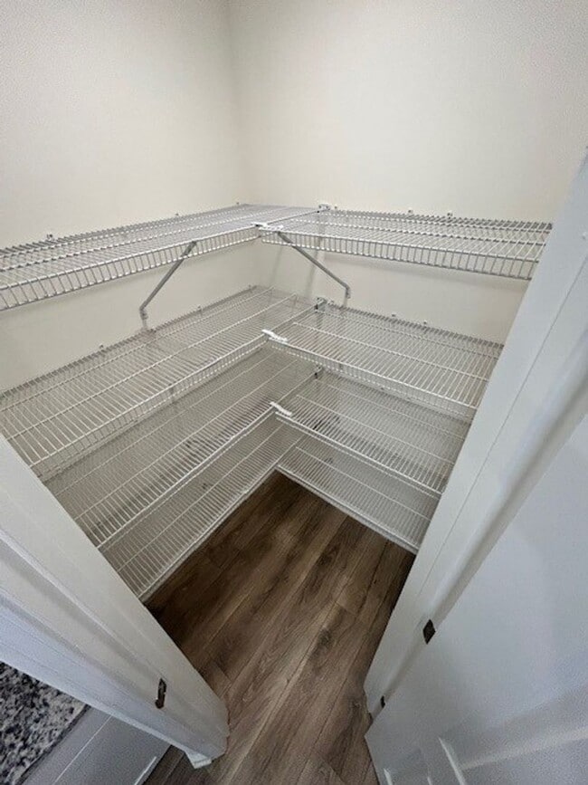 Building Photo - FREE RENT - $1000 Off First Month's Rent! ...