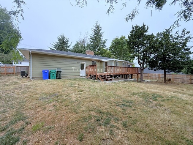 Building Photo - 980 NW Wallula Ave