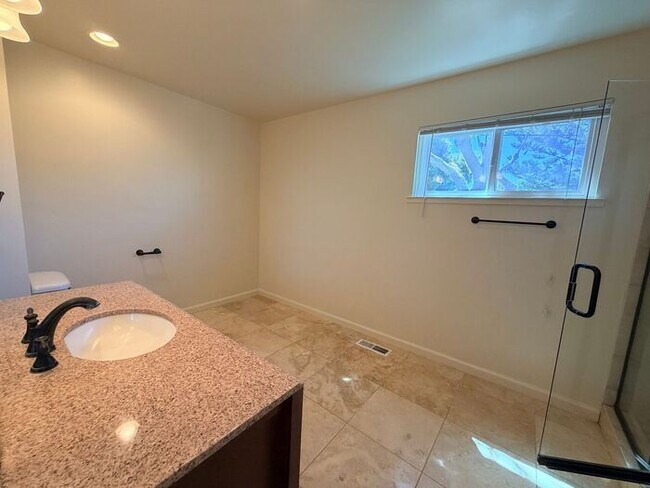 Building Photo - 3 Bed and 3 Bath Home Located Off of Forest Ave