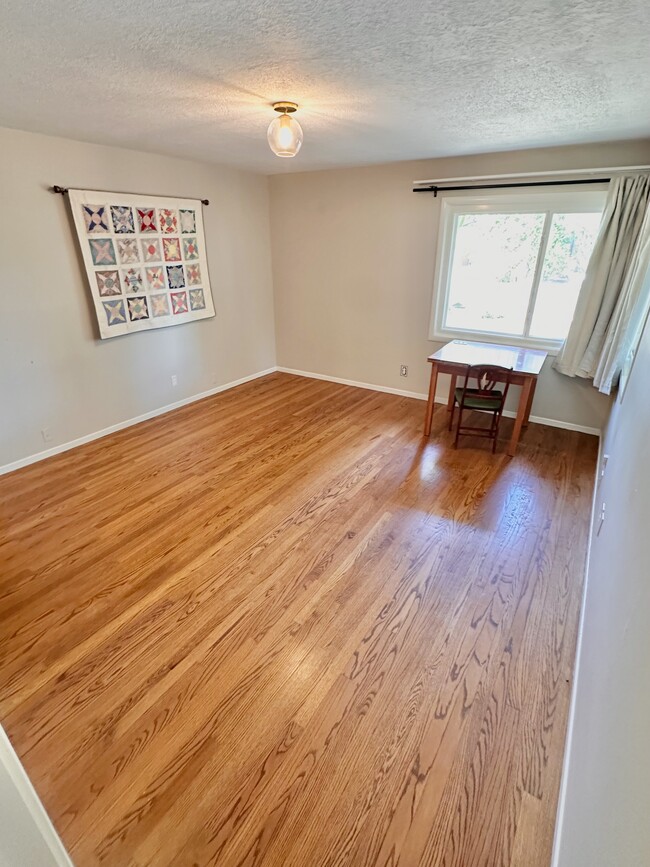 Building Photo - 991 Piedmont Dr