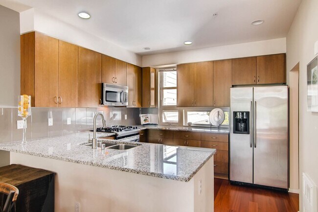 Building Photo - 2 Bedroom Loft Style Townhome Near Microsoft!