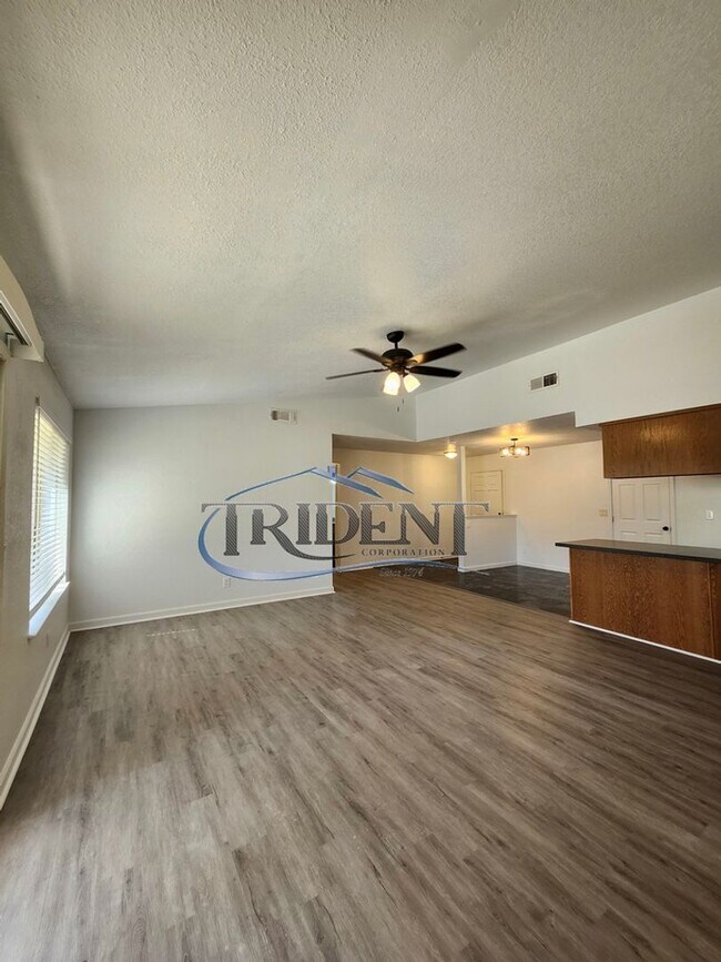 Building Photo - 3 bedroom, 2 bath house