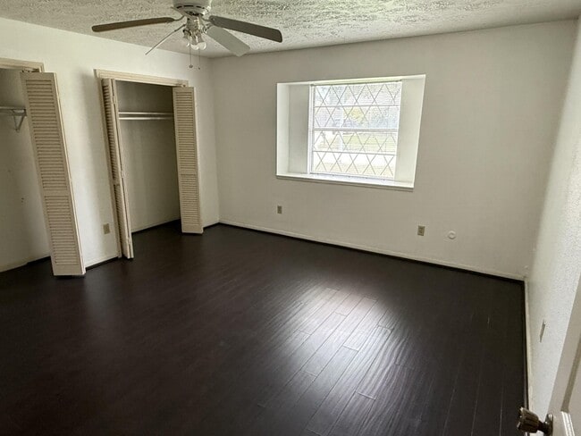 Building Photo - 2206 Round Lake Dr