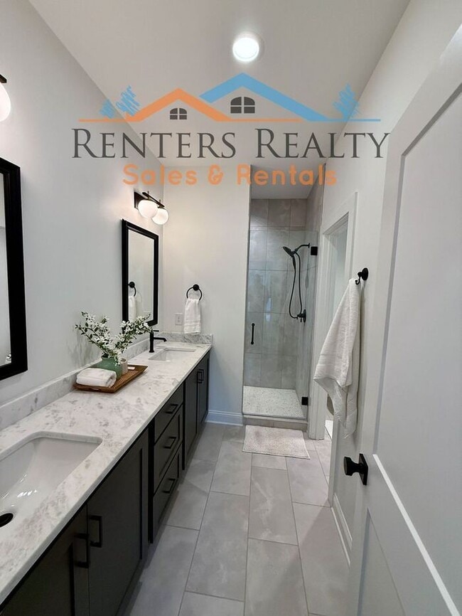 Building Photo - Stunning 3 Bedroom with Rooftop Terrace