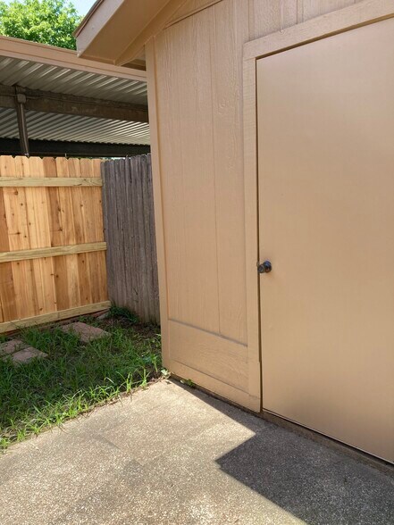 Outside storage - 505 Pecan Acres Ct