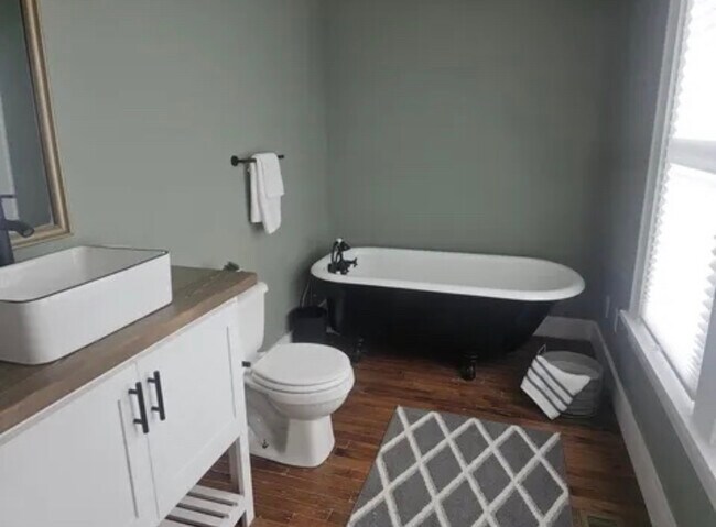 Building Photo - 719 S Market St