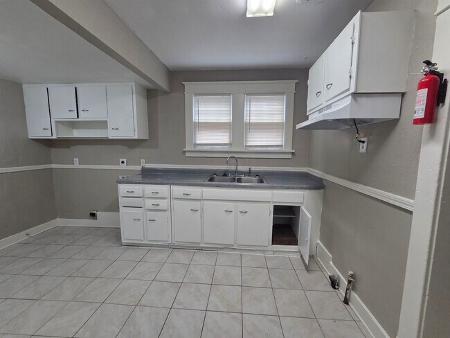 Building Photo - 3554 Faxon Ave