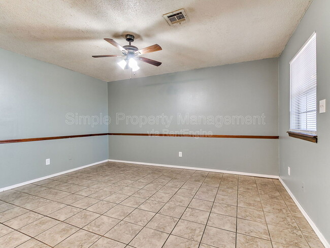 Building Photo - 2205 Donna Dr