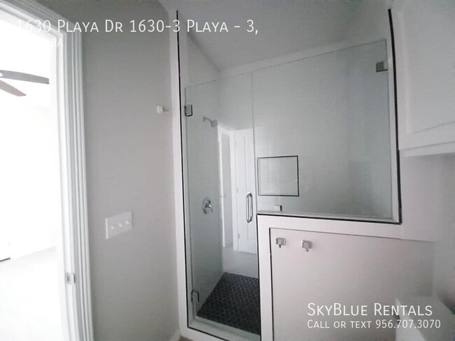Building Photo - 1630 Playa Dr