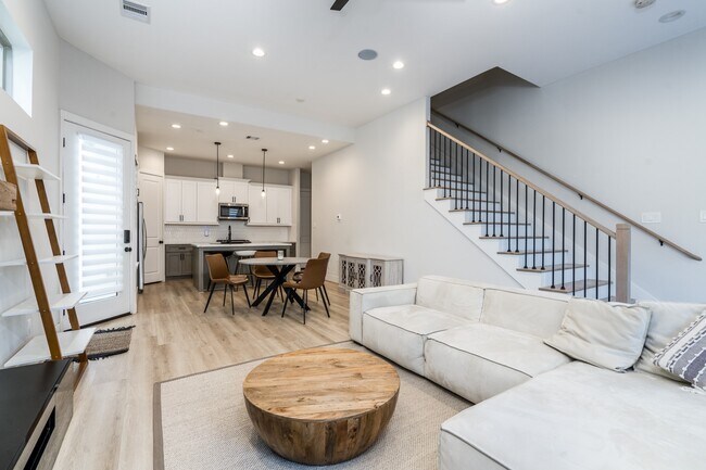 Building Photo - 5355 Creekmont Oaks Ln