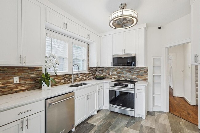 Building Photo - 5620 Richmond Ave