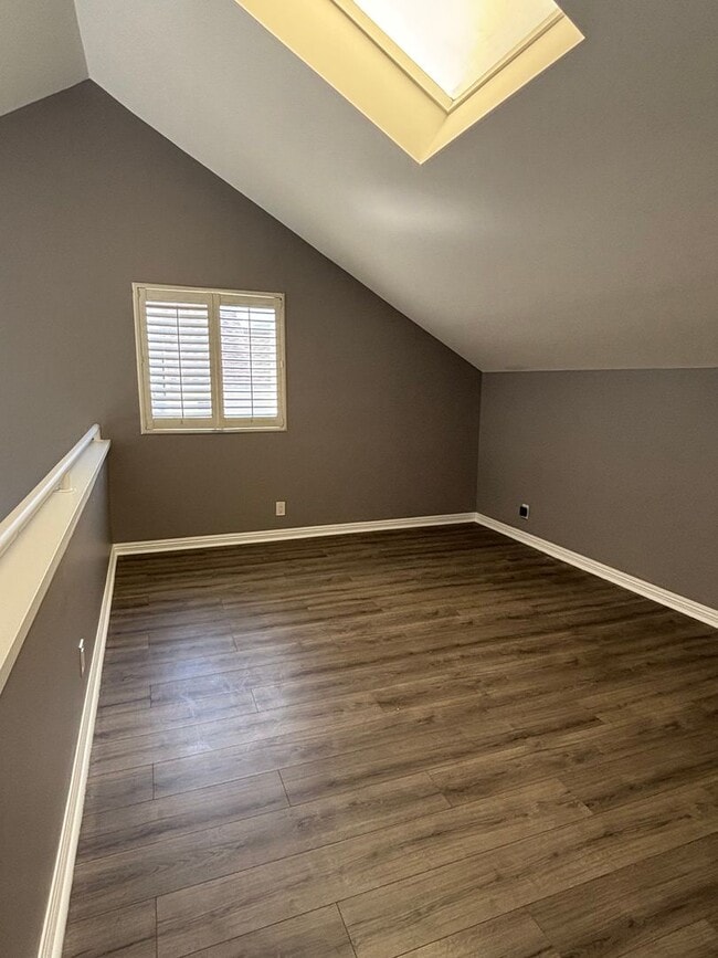 Building Photo - Two Masters Plus Loft Updated Condo in Long Beach