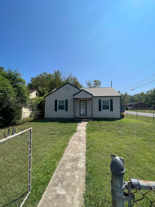 Building Photo - 2 bedroom One bath with new appliances