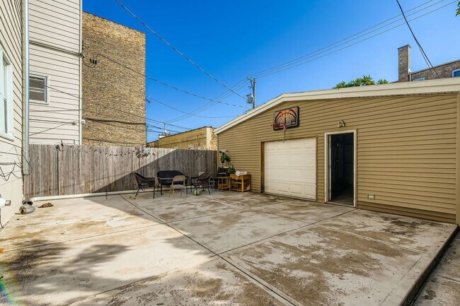 Building Photo - 6327 N Francisco Ave