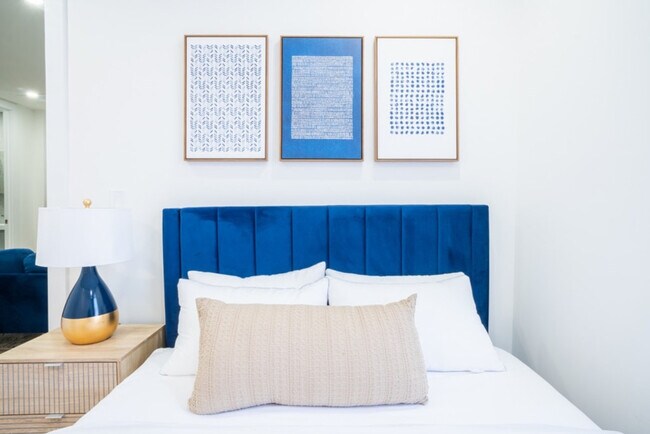 Building Photo - 402 E 11th St