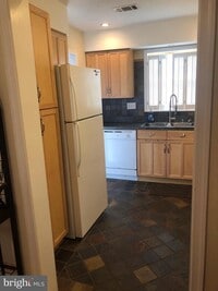 Building Photo - 161 Leeds Ct W