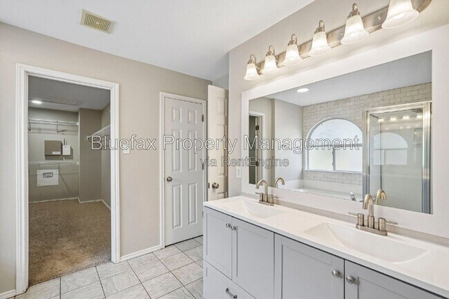Building Photo - 315 Hollow Grove
