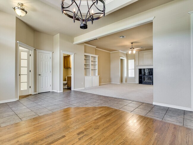 Building Photo - Lone Oak Ridge + Gated Community + 4 beds/2.5 Baths + Storm Shelter + Deer Creek Schools