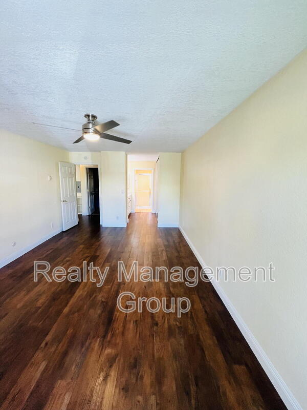 Building Photo - 7360 Park Ridge Blvd