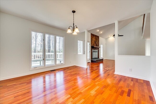 Building Photo - River Hills: 3 BR with 2 Full & 2 Half Baths