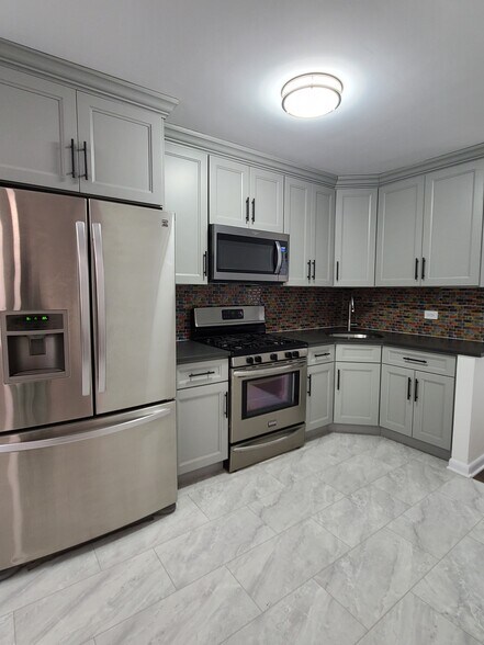 Building Photo - 917 E 58th St
