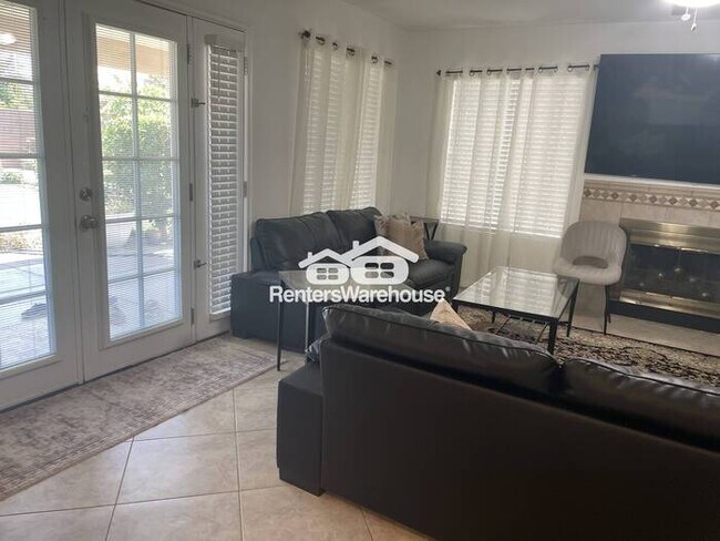 Building Photo - Hillcrest Beauty 4bed 3bath P00L Grass Bac...