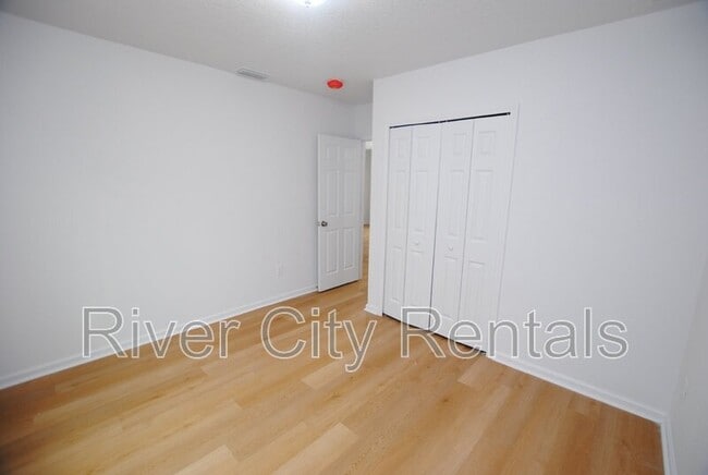 Building Photo - 5621 Overlook Dr E