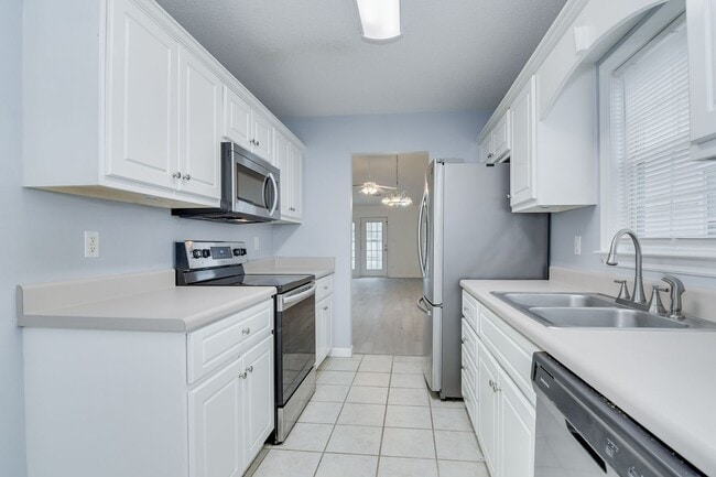 Building Photo - 2 Bedroom 2 Bath Townhouse