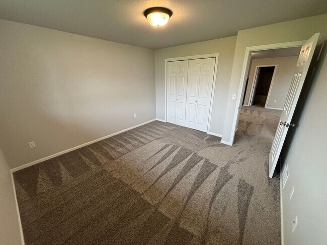 Building Photo - Stylish New Bi-Level Twinhome | 4 Beds | M...