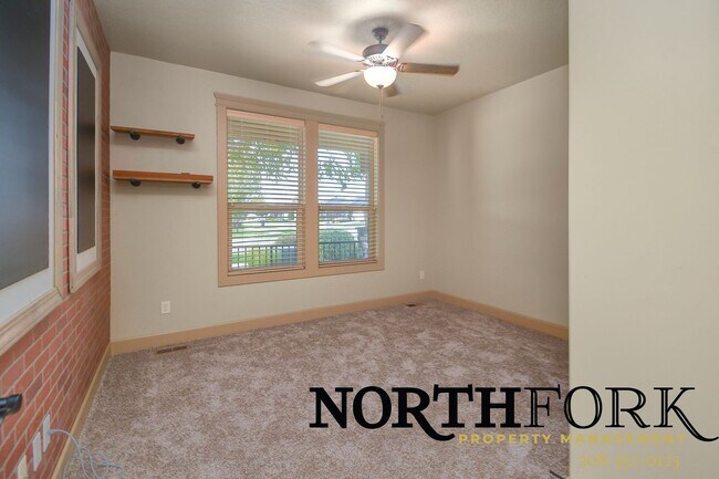 Building Photo - Desirable Star Home Coupled with Convenience