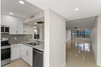 Building Photo - 1719 Whitehall Dr