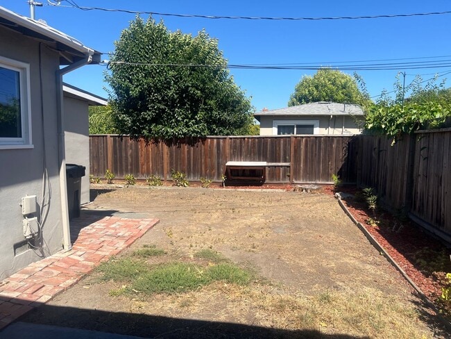 Building Photo - 880 San Mateo Ct