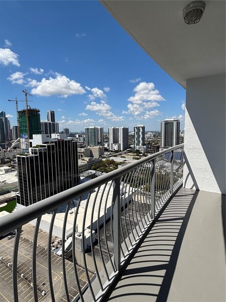 Building Photo - 1750 N Bayshore Dr