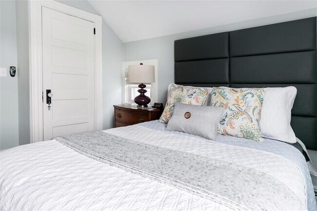 Building Photo - 16 Carroll Ave