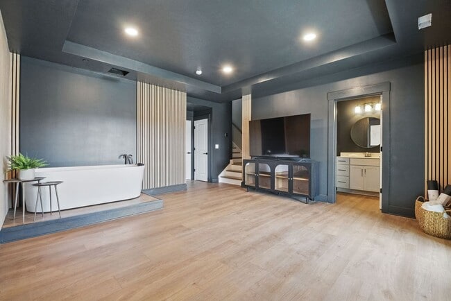 Building Photo - Luxurious, Fully Furnished Townhome       ...