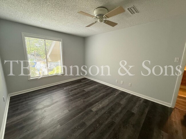 Building Photo - Cozy & Stylish 2BR Home with Fireplace, Su...