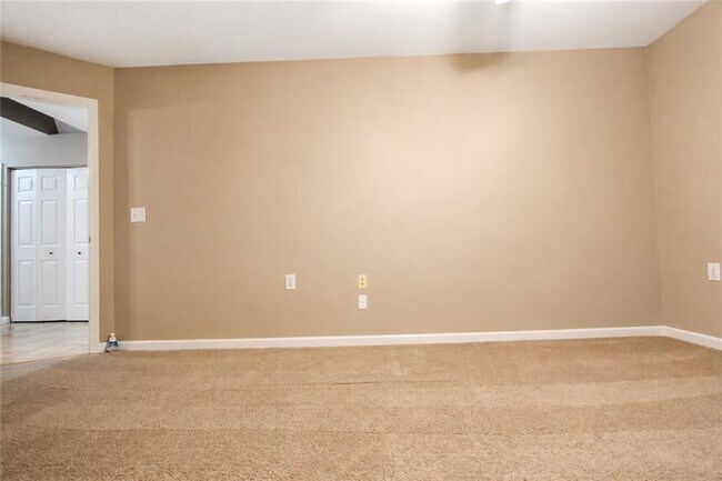 Building Photo - 1825 Skyline Dr