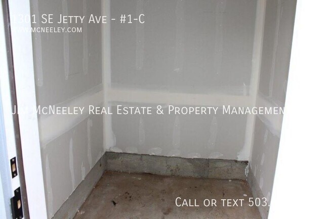 Building Photo - 1301 SE Jetty Ave
