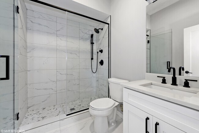 Building Photo - 648 E Bowen Ave