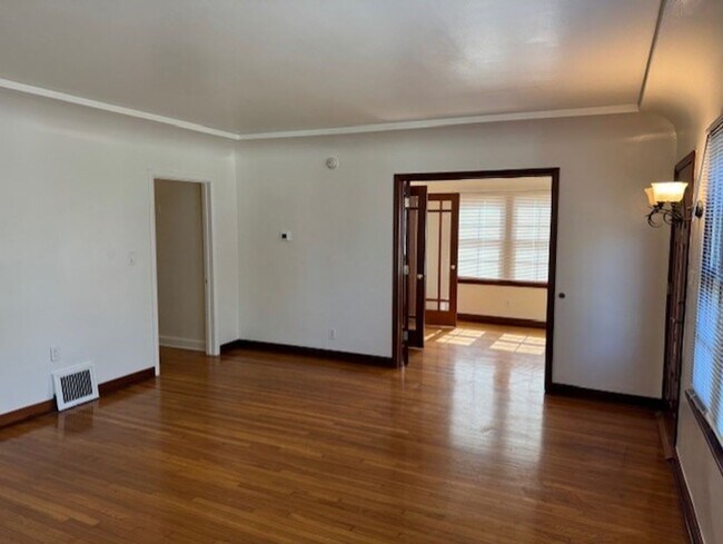 Building Photo - DE SOTO 2727-2729