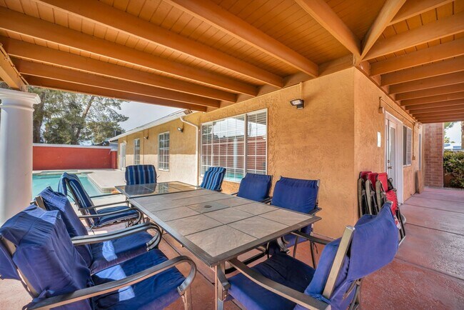 Building Photo - 3 Bed FULLY FURNISHED Pool Home