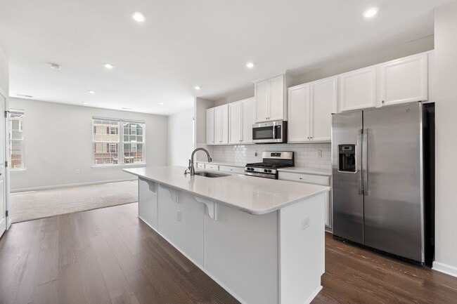Building Photo - **End Unit 3/3 Townhome in Great Location**