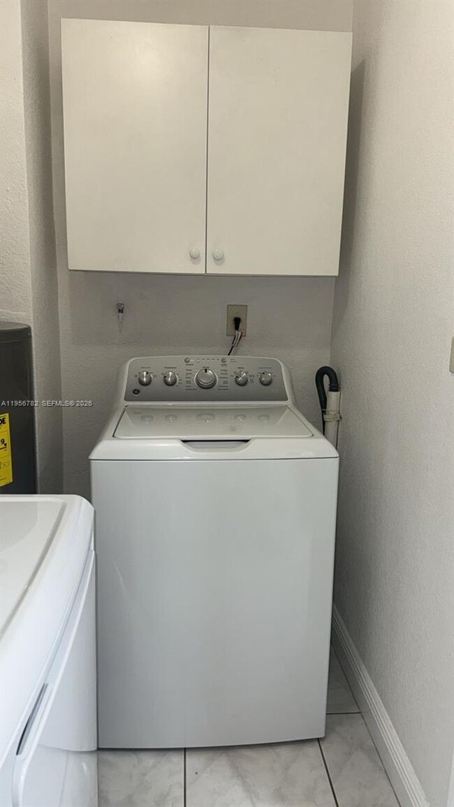 Building Photo - 2615 SW 32nd Ct