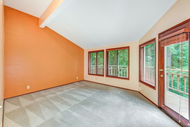 Building Photo - Great Home Tucked Away in Mirrormont on Tiger Mountain